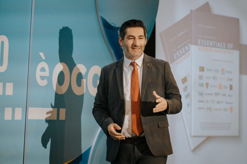 Gabriele Carboni sul palco con Essentials of Modern Marketing